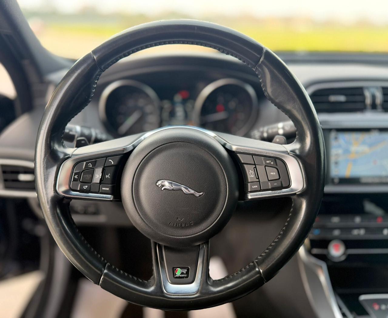 Jaguar XE 2.0 D Turbo R-Sport