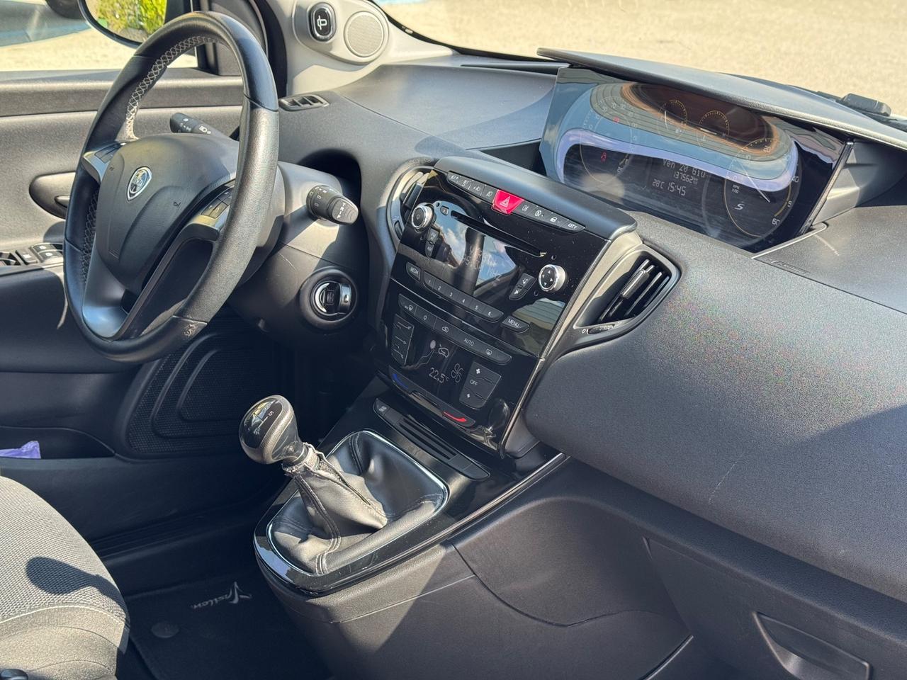 Lancia Ypsilon 1.3 MJT 16V 95 CV 5 porte S&S MOMO DESIGNE