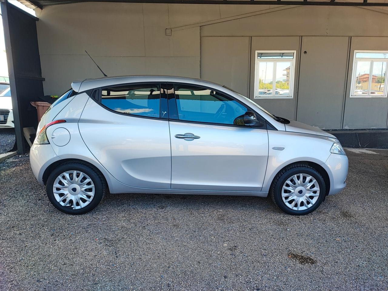 Lancia Ypsilon 1.2 69 CV Unyca