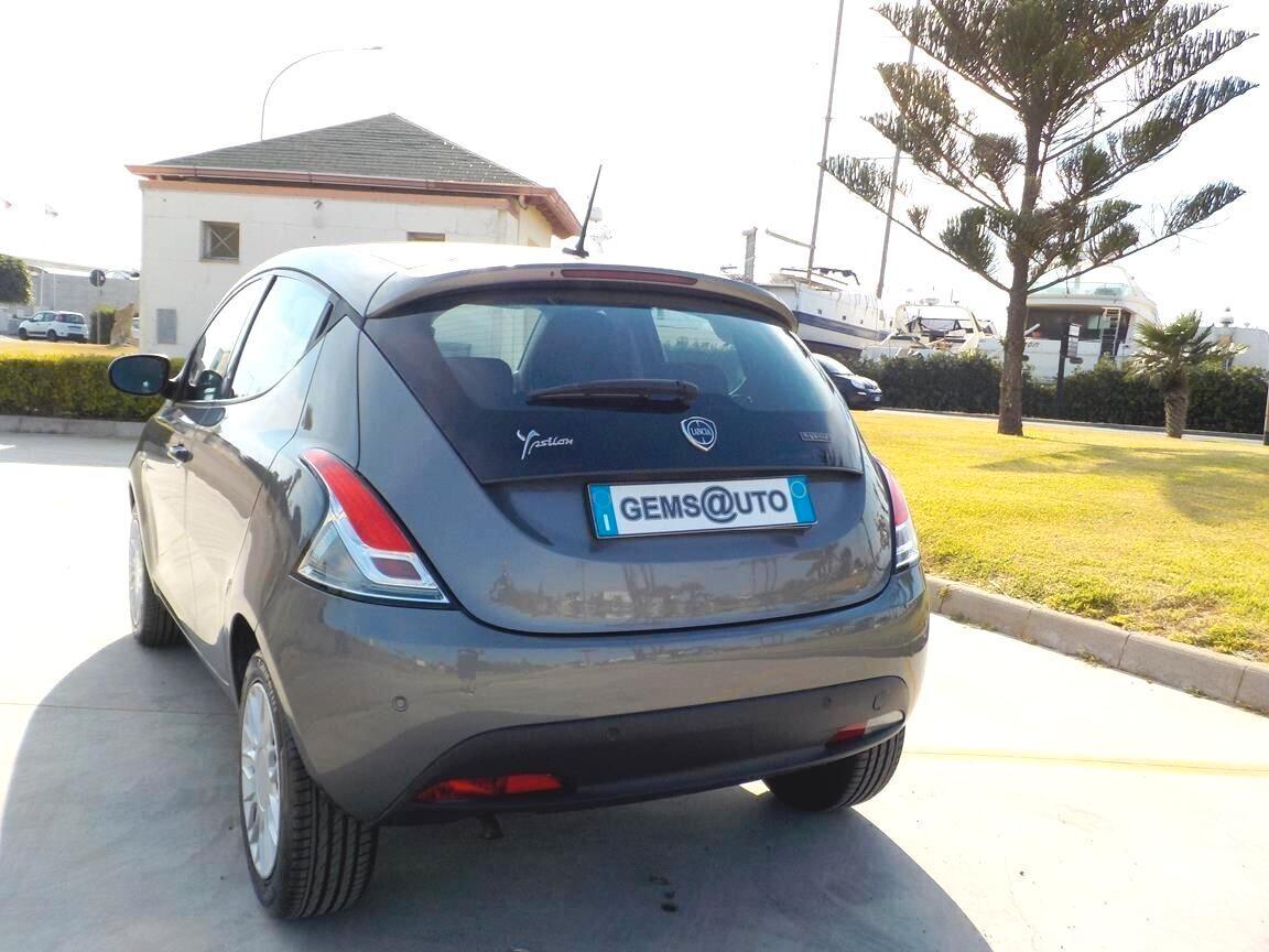 Lancia Ypsilon 1.0 FireFly 5 porte S&S Hybrid Ecochic Silver