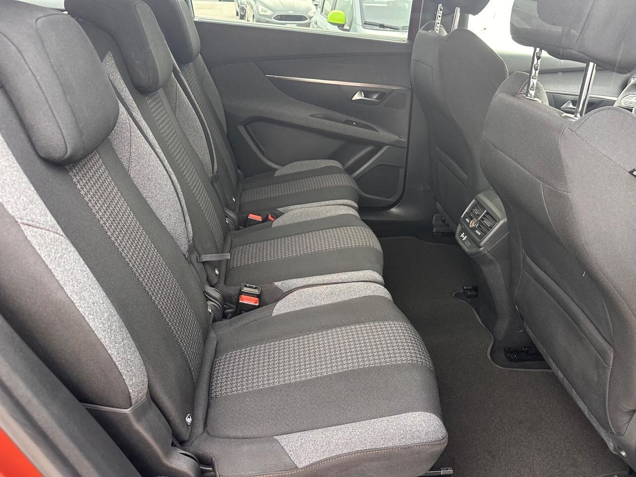 Peugeot 5008 2023 1.5 130 Pack !Soli 48 Mila Km!