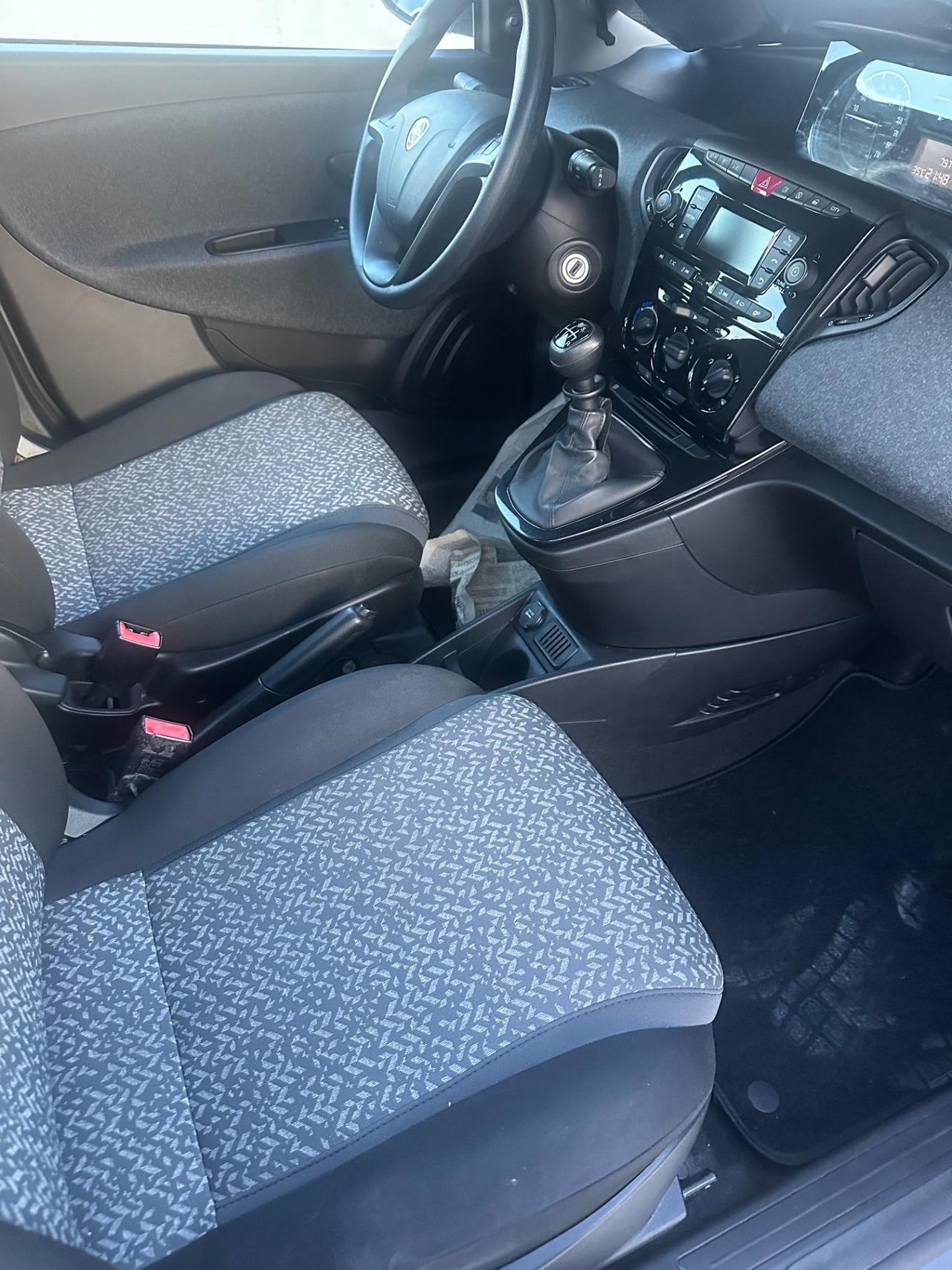 Lancia Ypsilon 1.0 FireFly 5 porte S&S Hybrid Silver