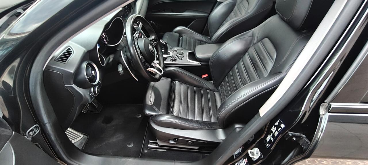 Alfa Romeo Stelvio Q4 Veloce total black