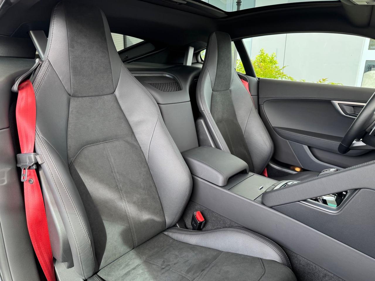 Jaguar F-Pace R-Dynamic Black 2.0 P 300