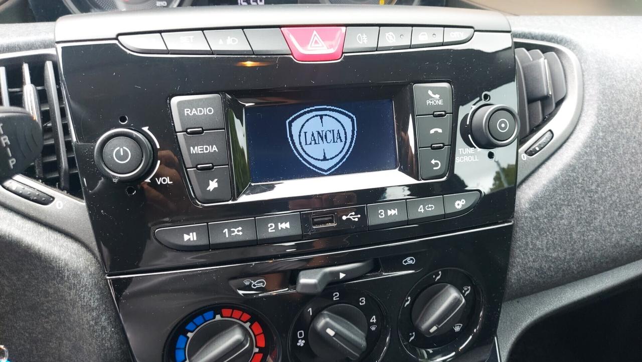 Lancia Ypsilon 1.0 Hybrid - Silver Plus