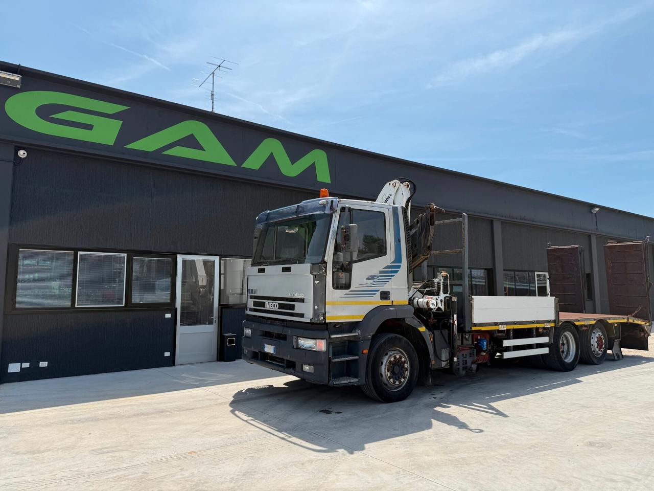 Iveco Eurotech 240E42 cassone fisso con rampe idrauliche e gru