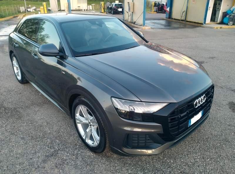 Audi Q8 50 TDI 286 CV Sport ACC, CERCHI "22