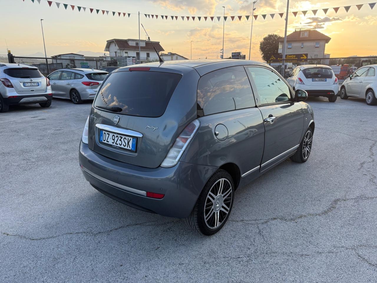 Lancia Ypsilon 1.3 MJT 75 CV Versus