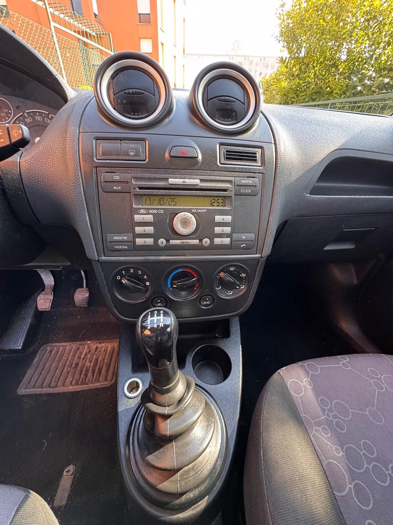 Ford Fiesta 1.4 16V 5p. Ghia