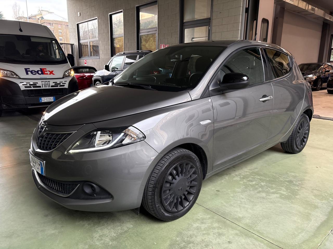 Lancia Ypsilon 1.0 FireFly 5 porte S&S Hybrid Ecochic Silver posti