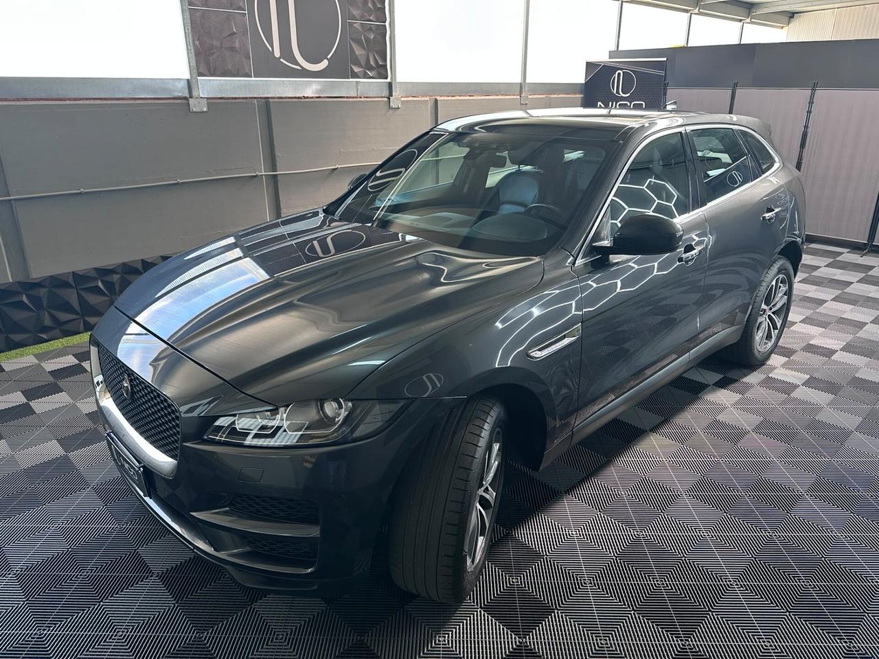 Jaguar F-Pace 2.0 D 180 CV AWD aut. Chequered Flag