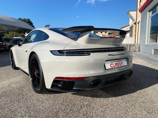 PORSCHE 911 Carrera 4 GTS