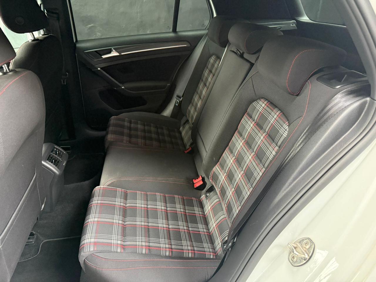 Volkswagen Golf GTI Performance 2.0 230 CV TSI DSG 5p.