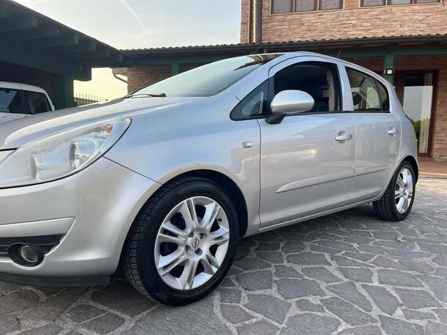 Opel Corsa 1.2 5 porte Cosmo neopatentati