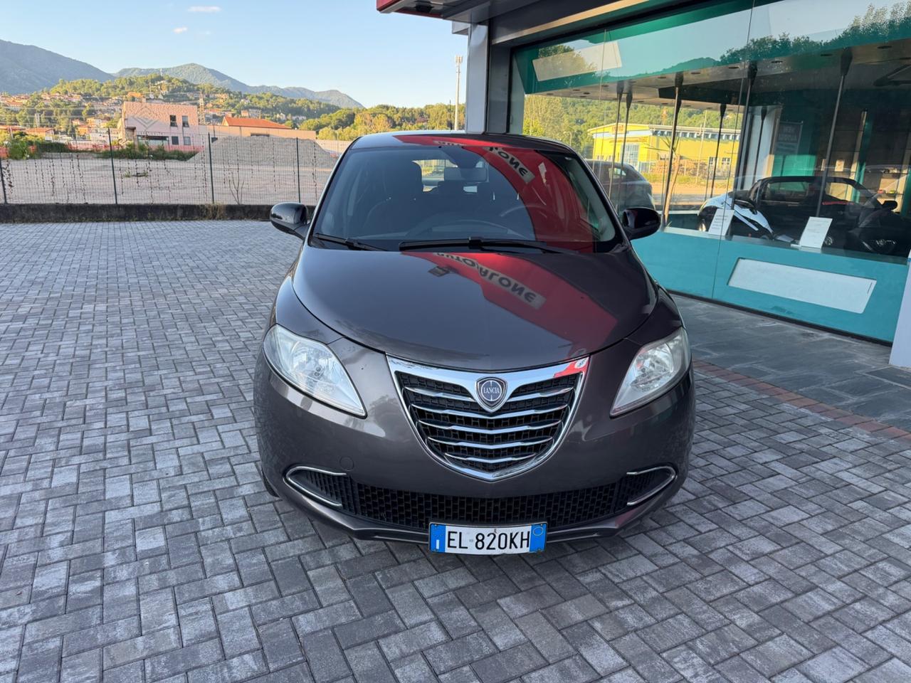 Lancia Ypsilon 1.2 69 CV 5 porte - NEOPATENTATI