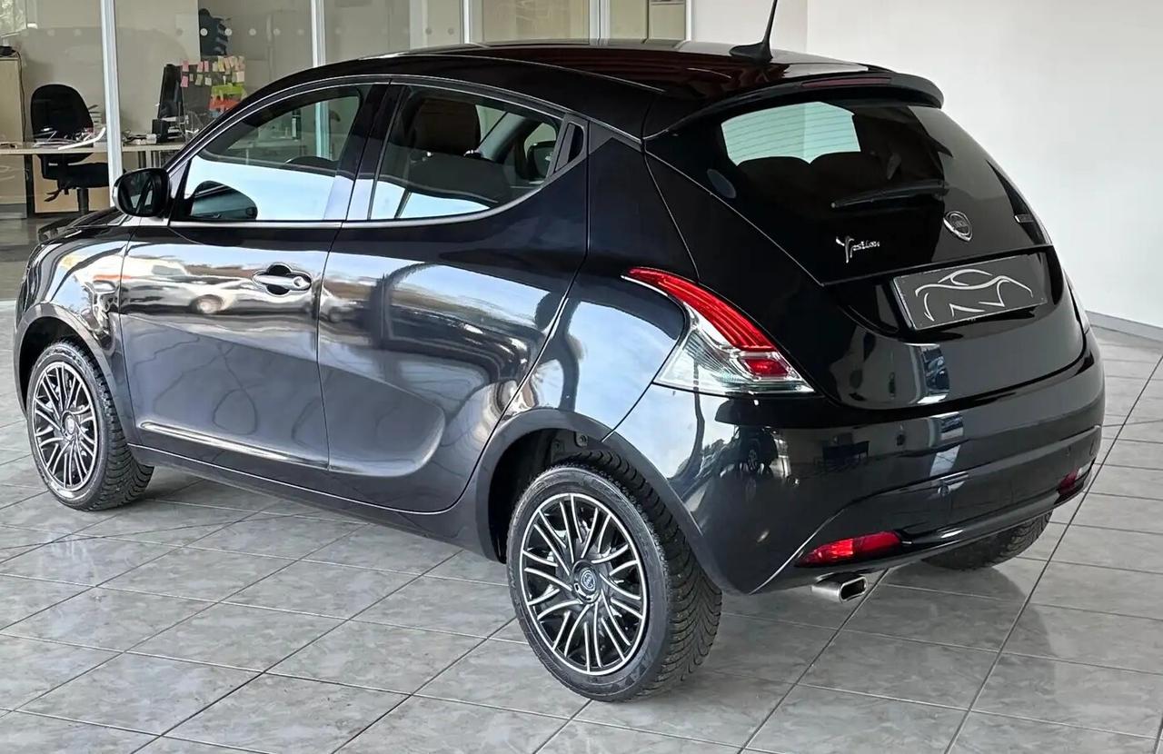 Lancia Ypsilon 1.0 FireFly 5 porte S&S Hybrid Silver