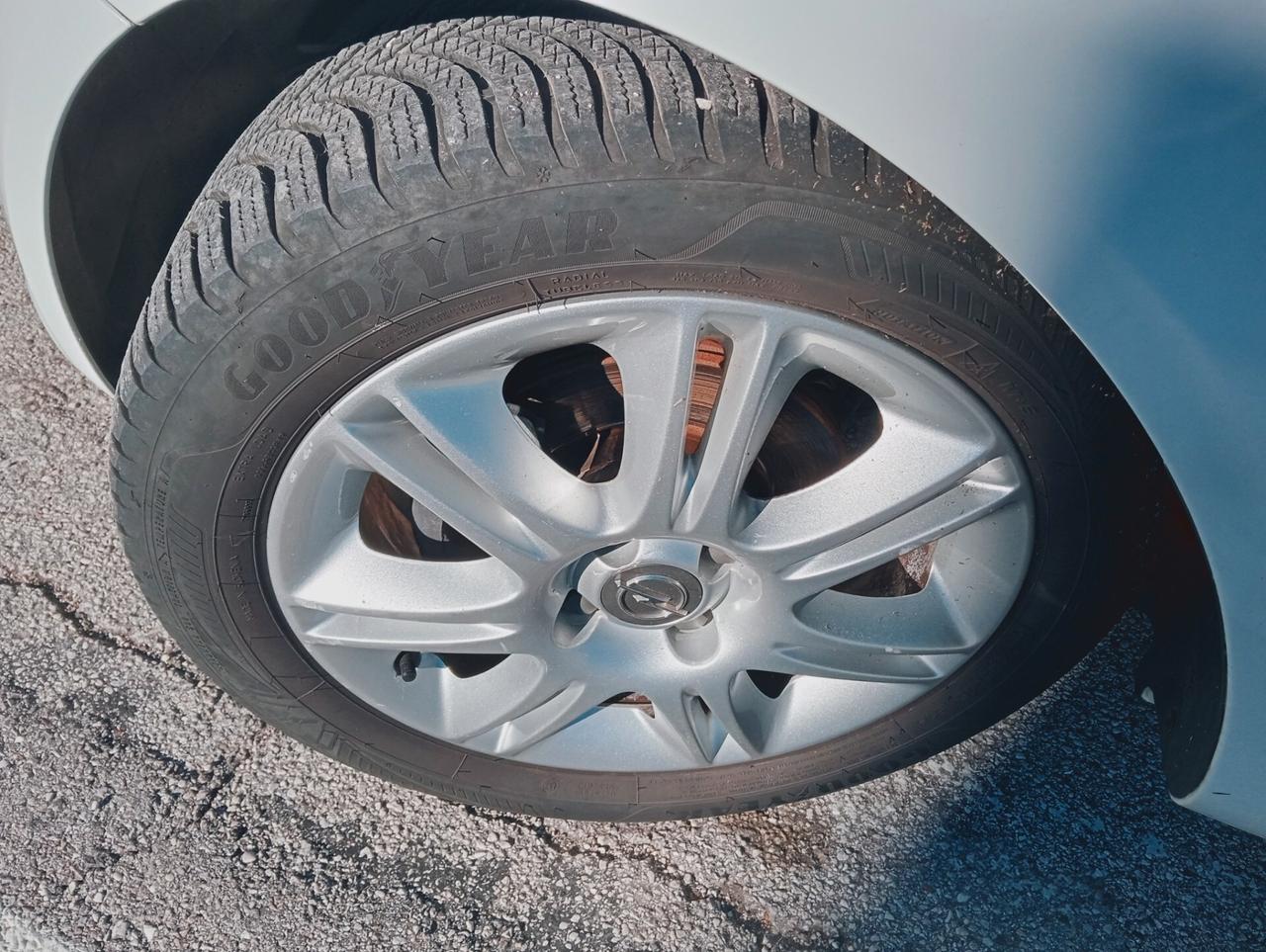 Opel Corsa 1.2 3 porte b-color