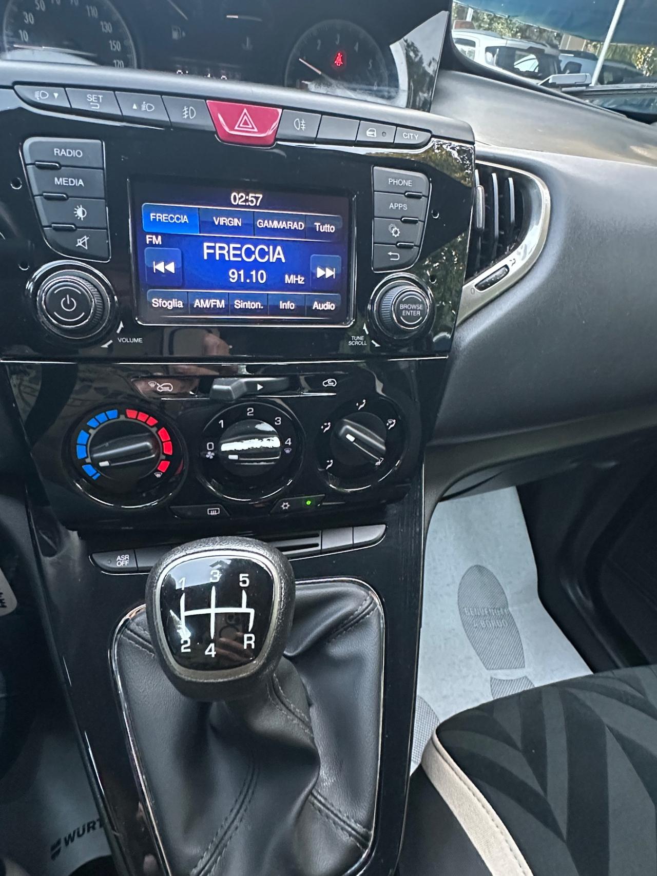 Lancia Ypsilon 1.2 69 CV 5 porte Silver