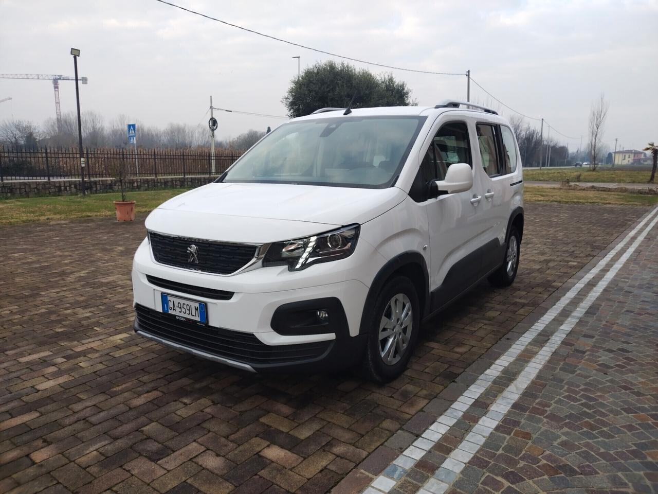 Peugeot Rifter 130cv. full.