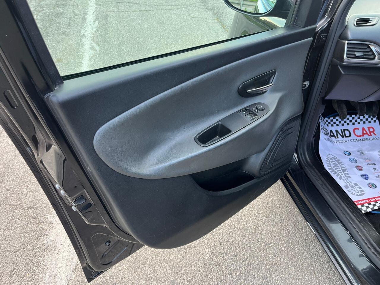 Lancia Ypsilon 1.2 5 porte Platinum Unipro 2014
