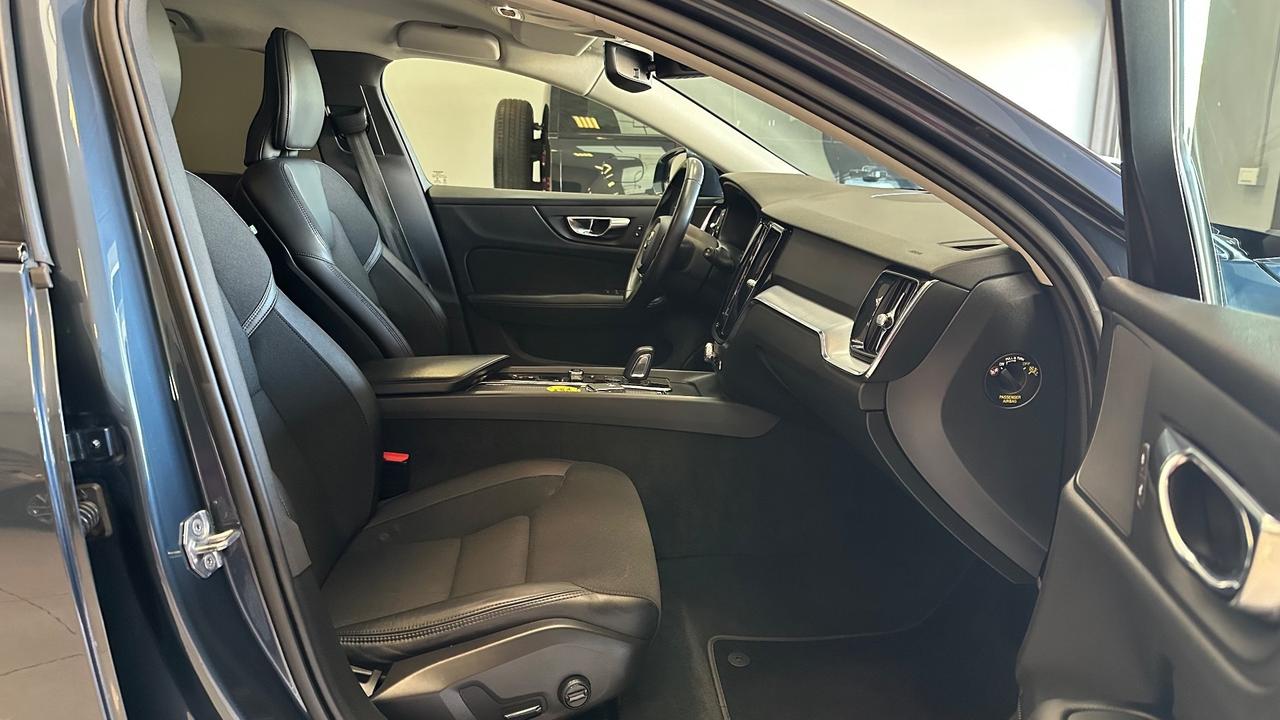 Volvo V60 B4 (d) Geartronic Momentum CROSS COUNTRY 4X4