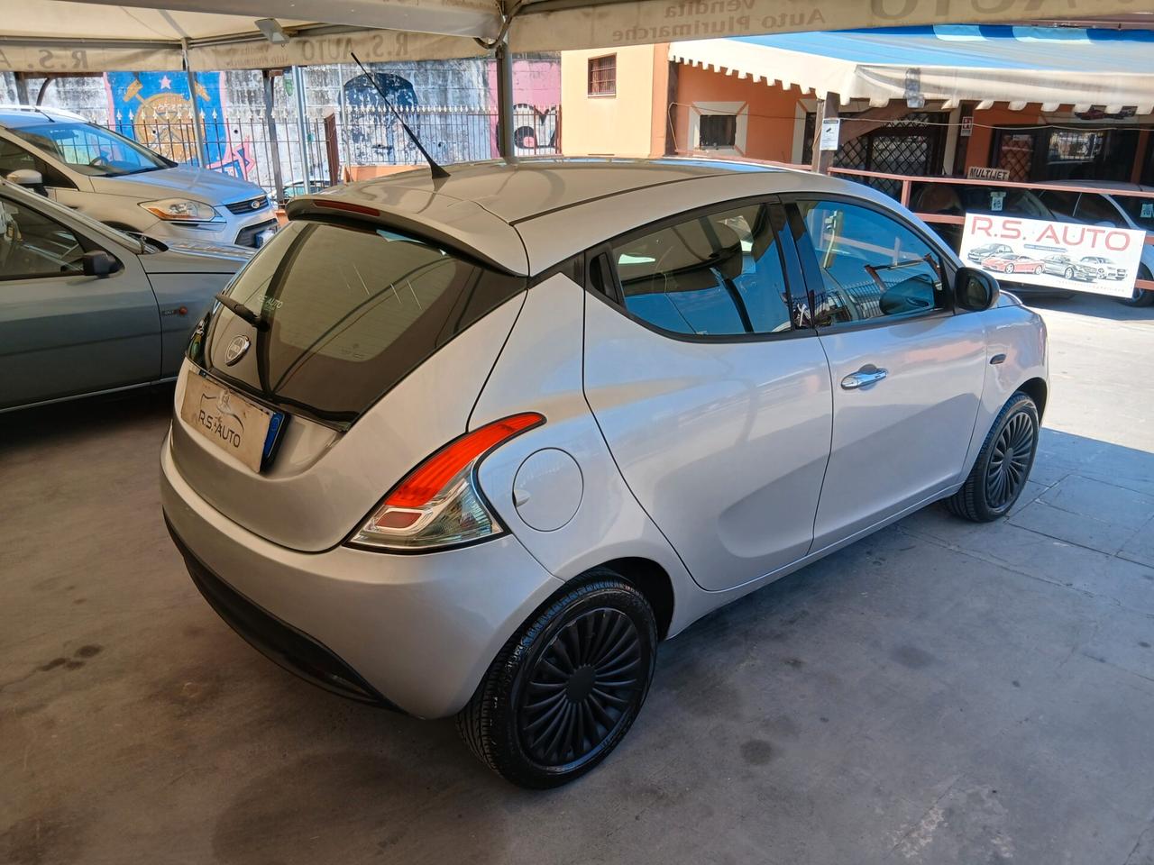 Lancia Ypsilon 1.2 69 CV 5 porte full 13