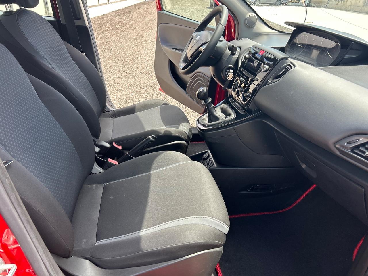 Lancia Ypsilon 0.9 TwinAir 85 CV 5 porte Metano Ecochic Platinum