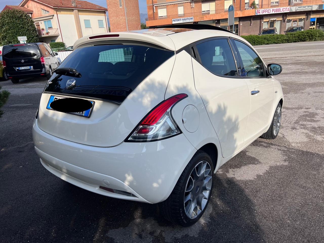 Lancia Ypsilon 1.2 69 CV 5 porte S&S Platinum Plus * Neopatentati