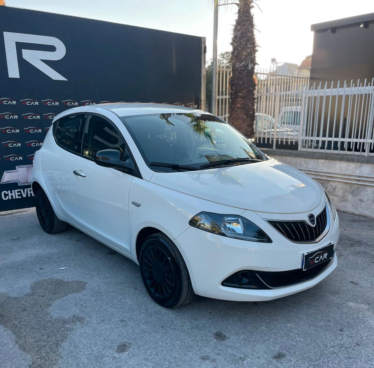 Lancia Ypsilon 1.0 FireFly 5 porte S&S Hybrid Ecochic Silver