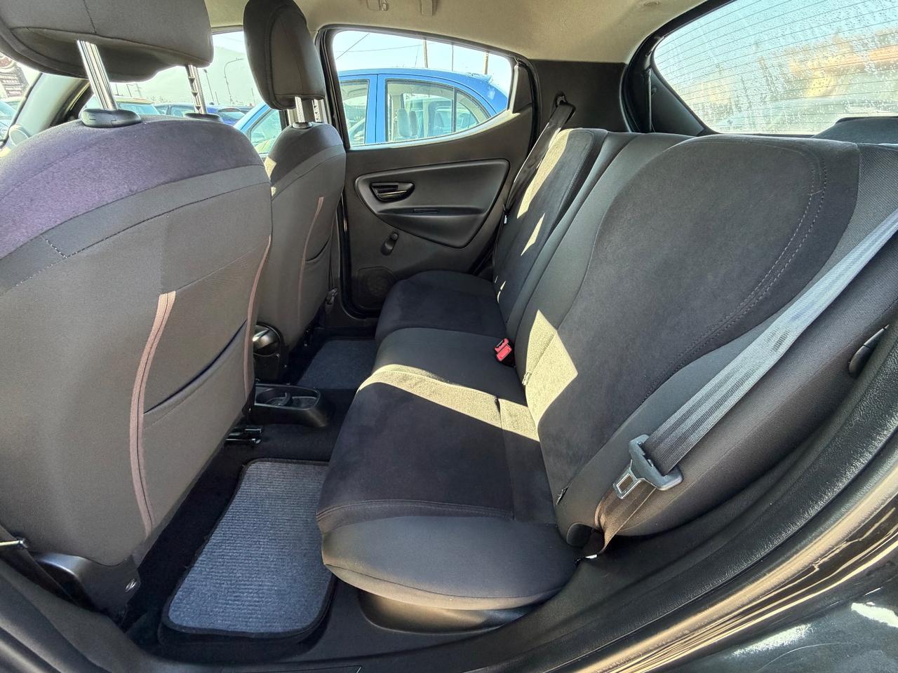 Lancia Ypsilon 0.9 TwinAir 85 CV 5 porte Metano Ecochic Silver