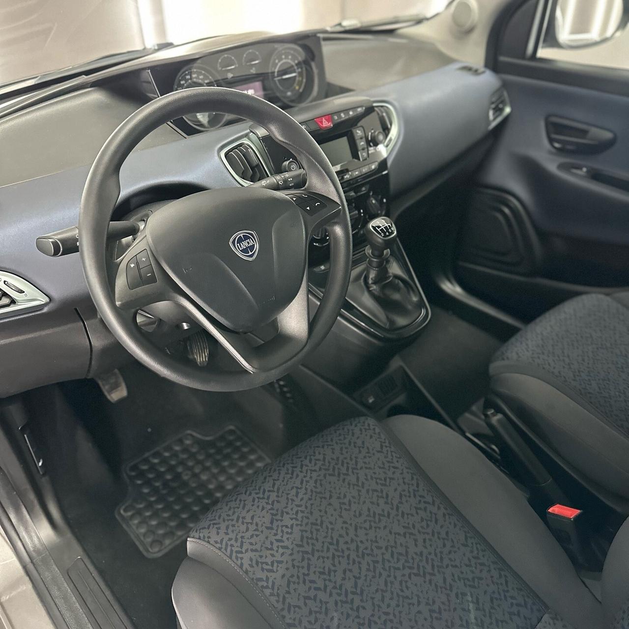 Lancia Ypsilon 1.0 FireFly 5 porte S&S Hybrid Silver