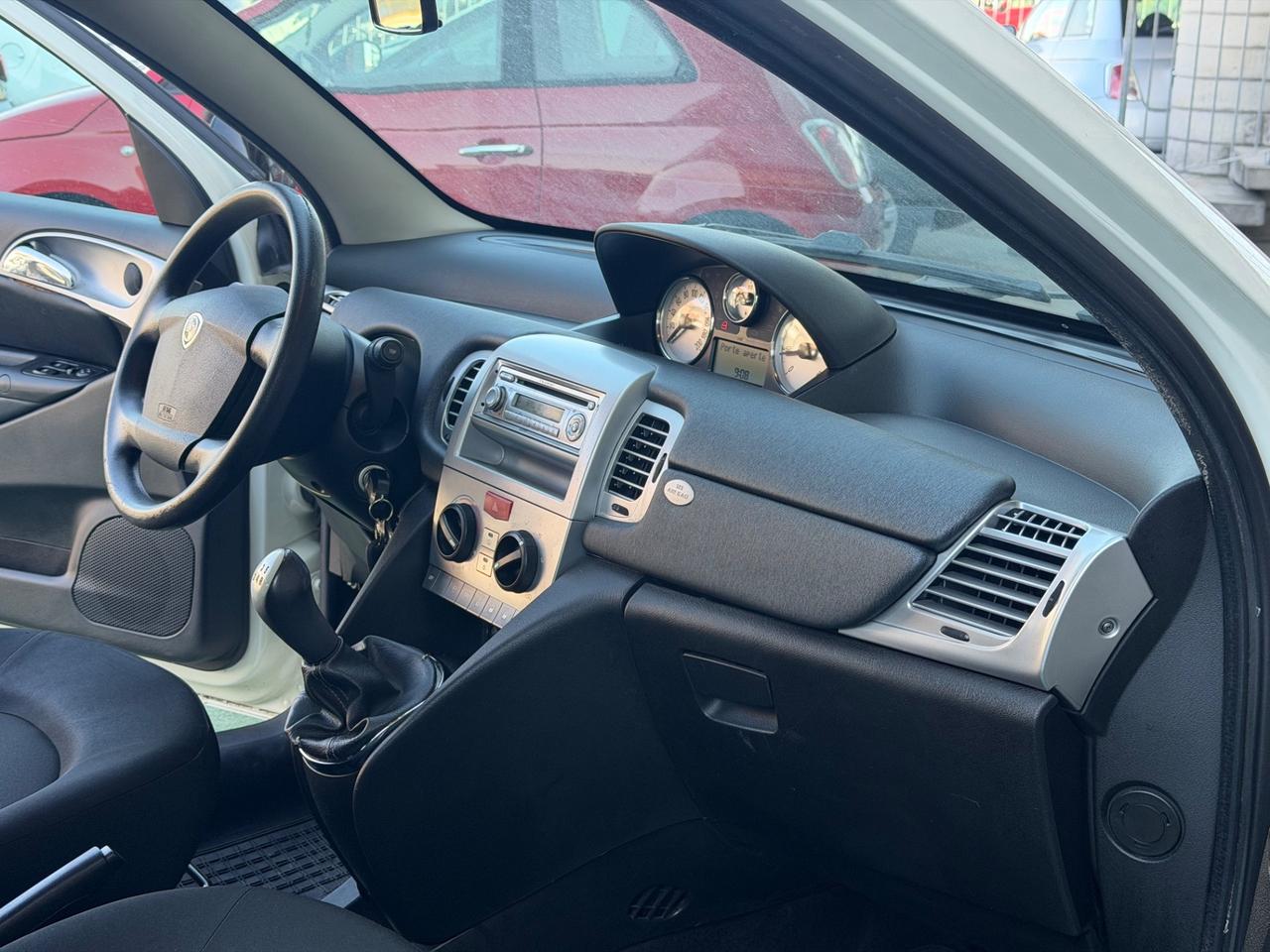 Lancia Ypsilon 1.3 MJT 75 CV Platino