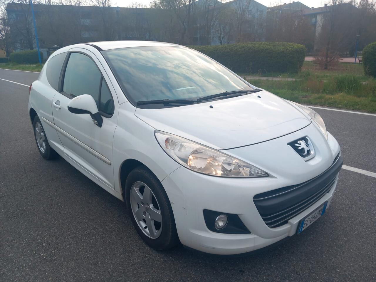 PEUGEOT 207 1,4 BENZINA- OK NEOPATENTATI