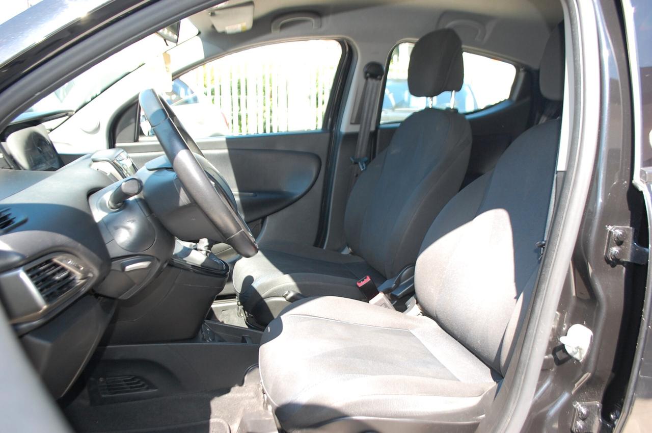 Lancia Ypsilon 1.0 firefly hybrid 70CV Gold S&S Uff Italy USB