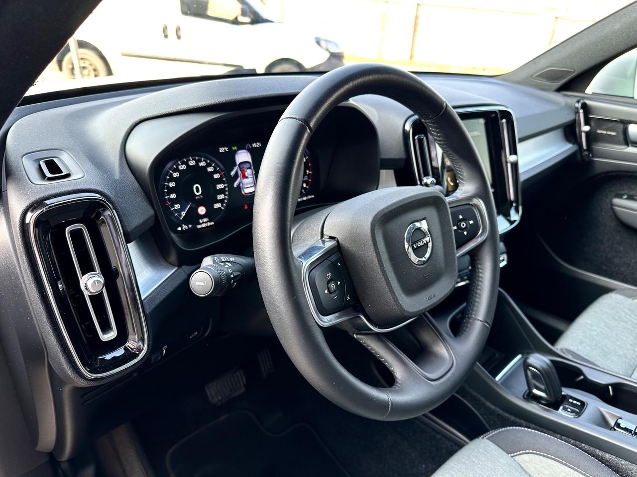 Volvo XC40 T2 Momentum Pro Harman/Kardon