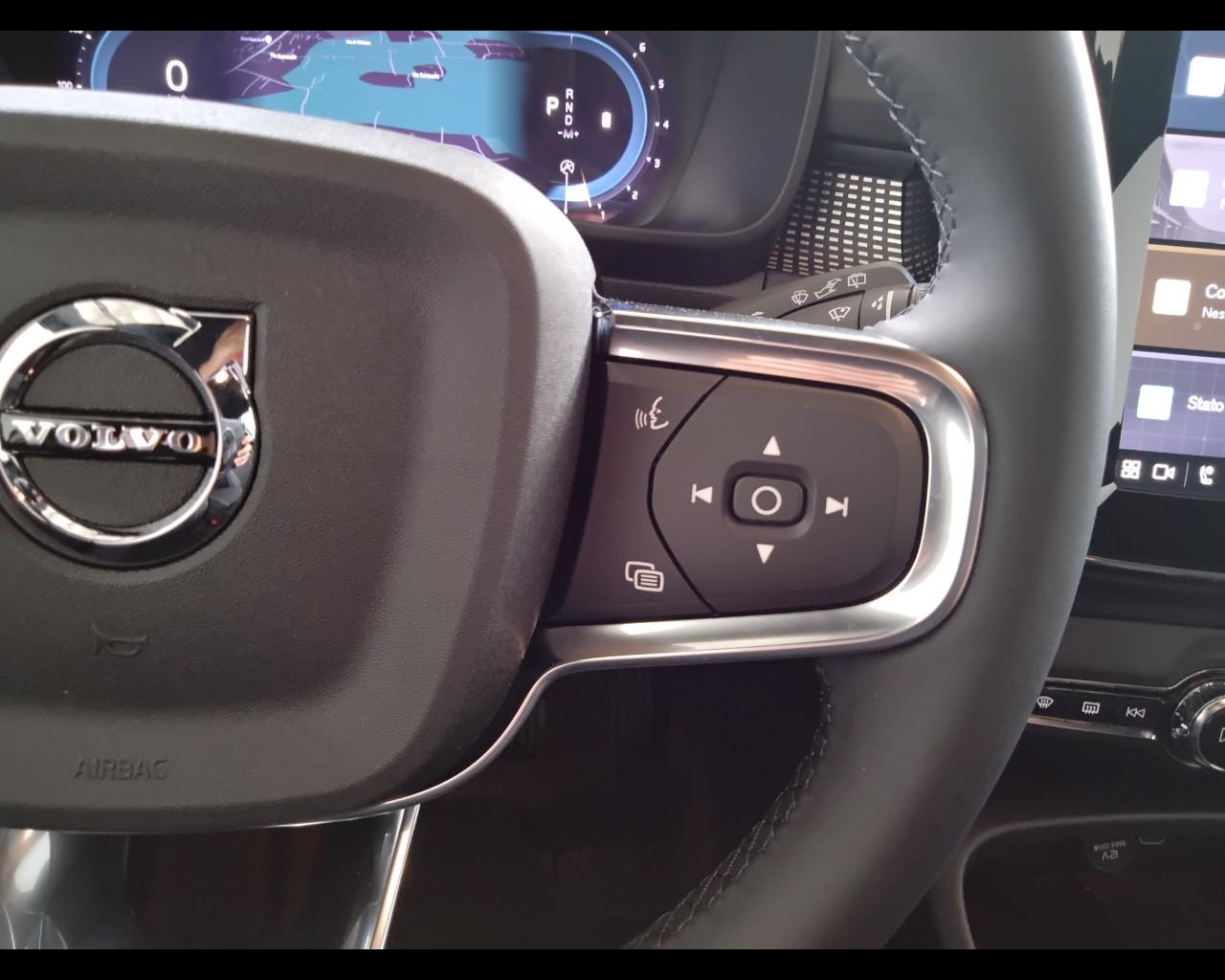 VOLVO XC40 2023 - XC40 2.0 b3 Plus Black Edition auto