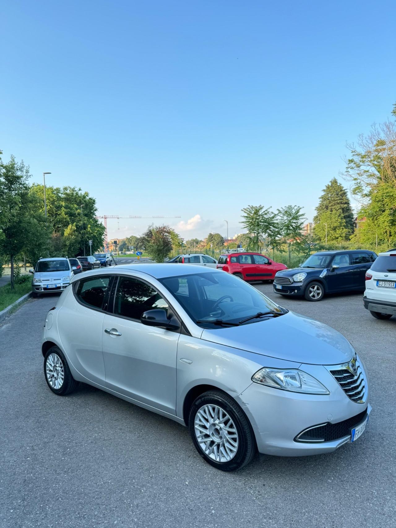 Lancia Ypsilon 1.2 69 CV 5 porte si neopatentati