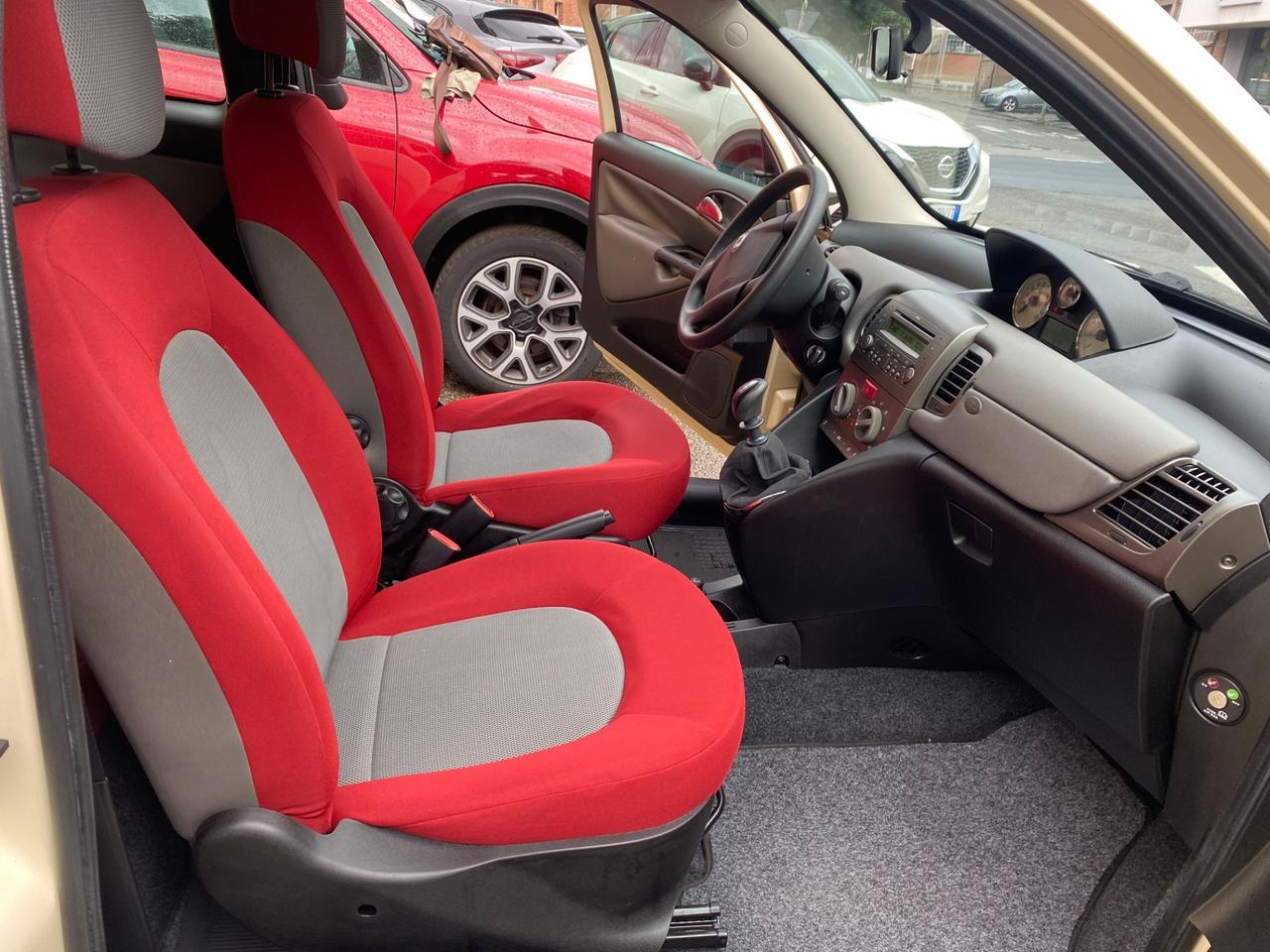 Lancia Ypsilon 1.2 Benzina Argento NEOPATENTATI