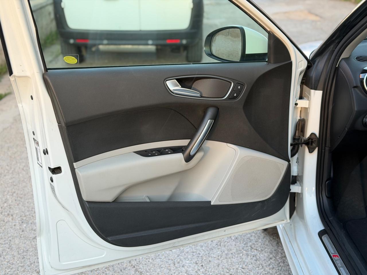 Audi a1 1.6 105cv sportback S-LINE