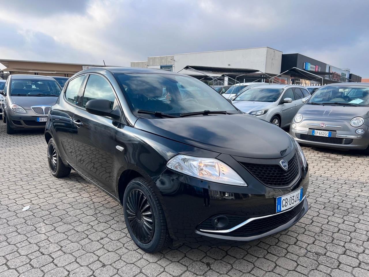 Lancia Ypsilon 1.2 69 CV 5 porte S&S Black and Noir