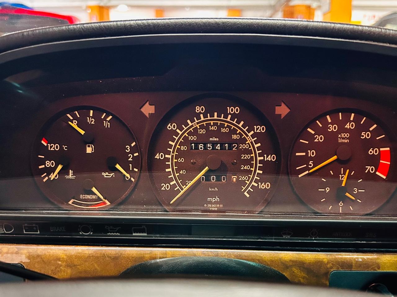 MERCEDES 560 SEC COUPÈ CON 165.412 MIGLIA IN CONDIZIONI DA VETRINA