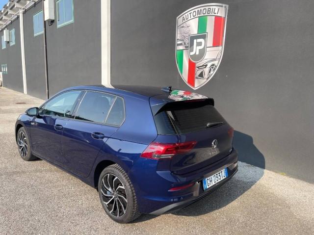 Volkswagen Golf 1.0 etsi 110cv dsg Luci amb PDC Vetri Scuri