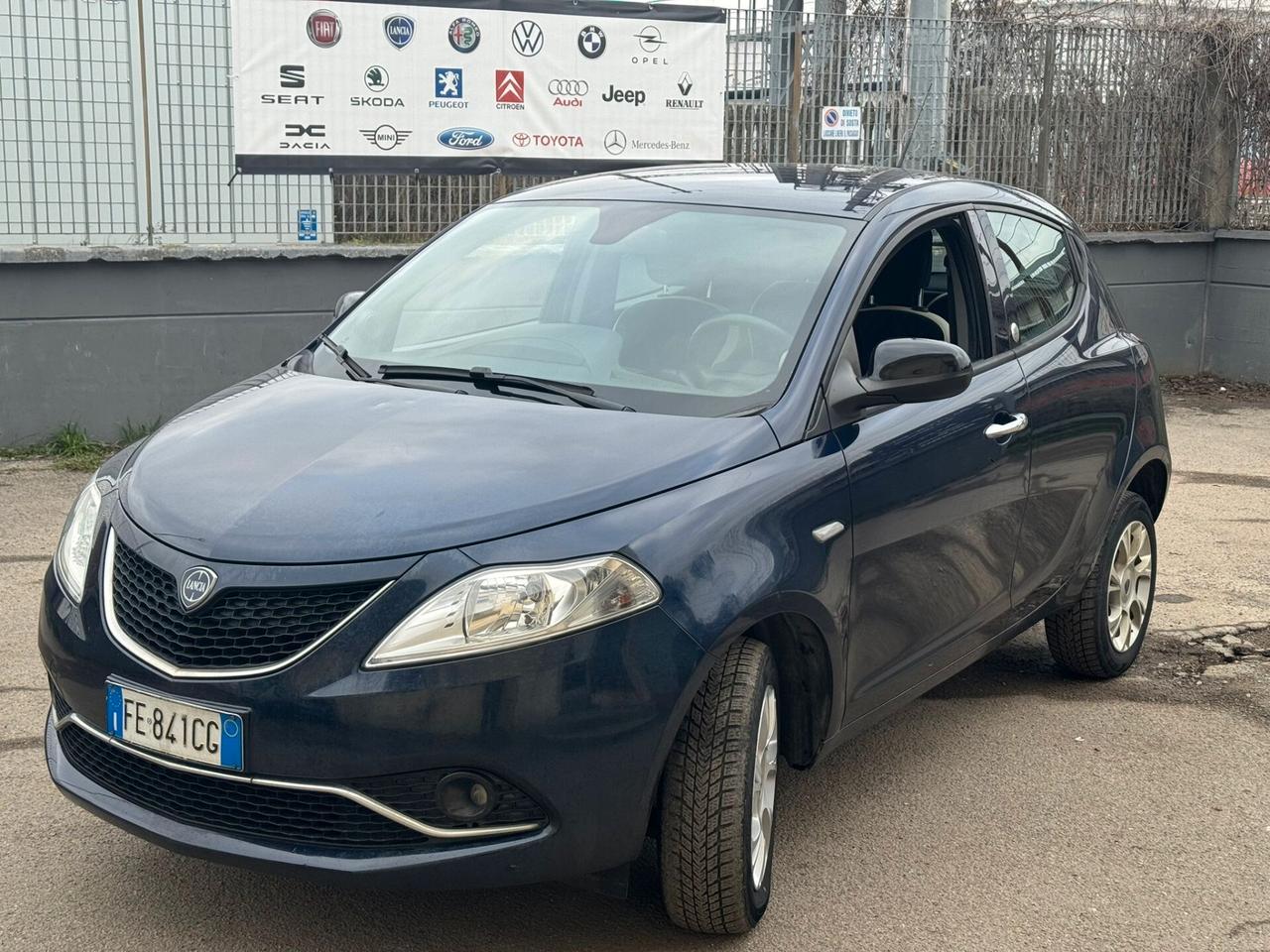 Lancia Ypsilon 0.9 TwinAir 85 CV 5 porte Metano Ecochic Platinum
