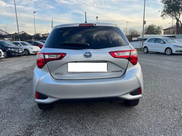 TOYOTA Yaris 1.5 Hybrid 5 porte lounge con interno in pelle.