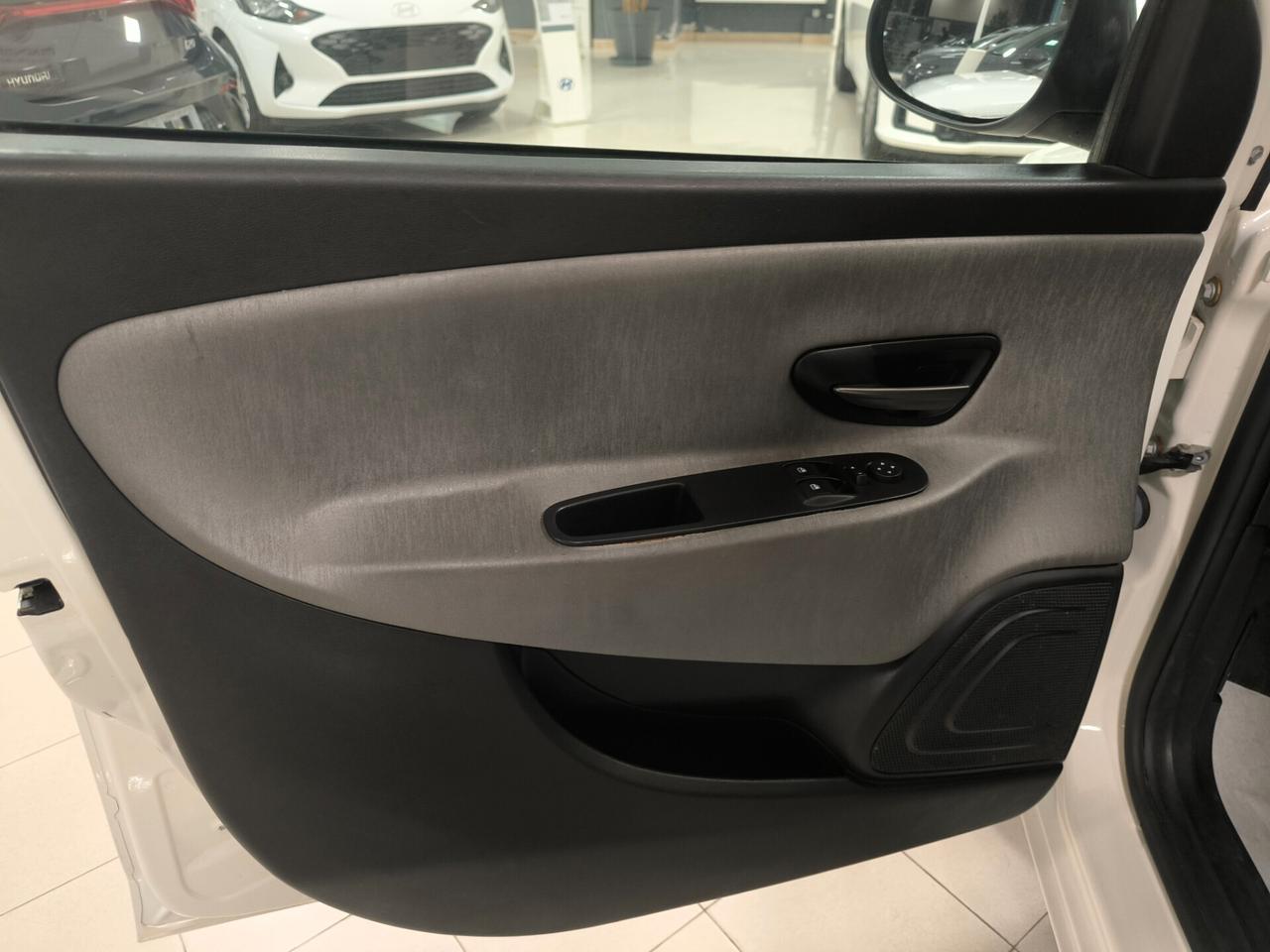 Lancia Ypsilon 0.9 TwinAir 85 CV 5 porte Metano Ecochic Silver