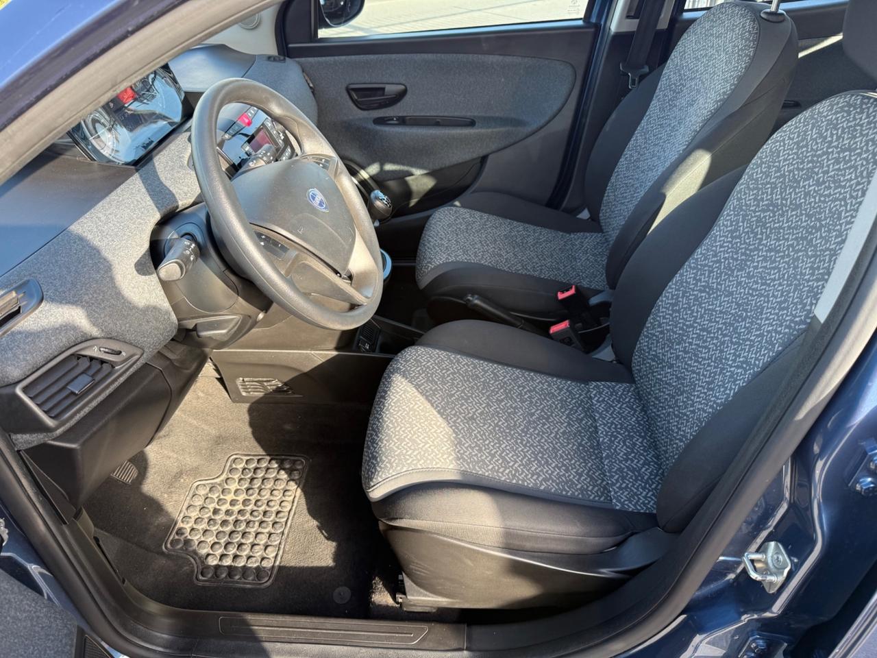 Lancia Ypsilon 1.0 FireFly Hybrid Silver Plus