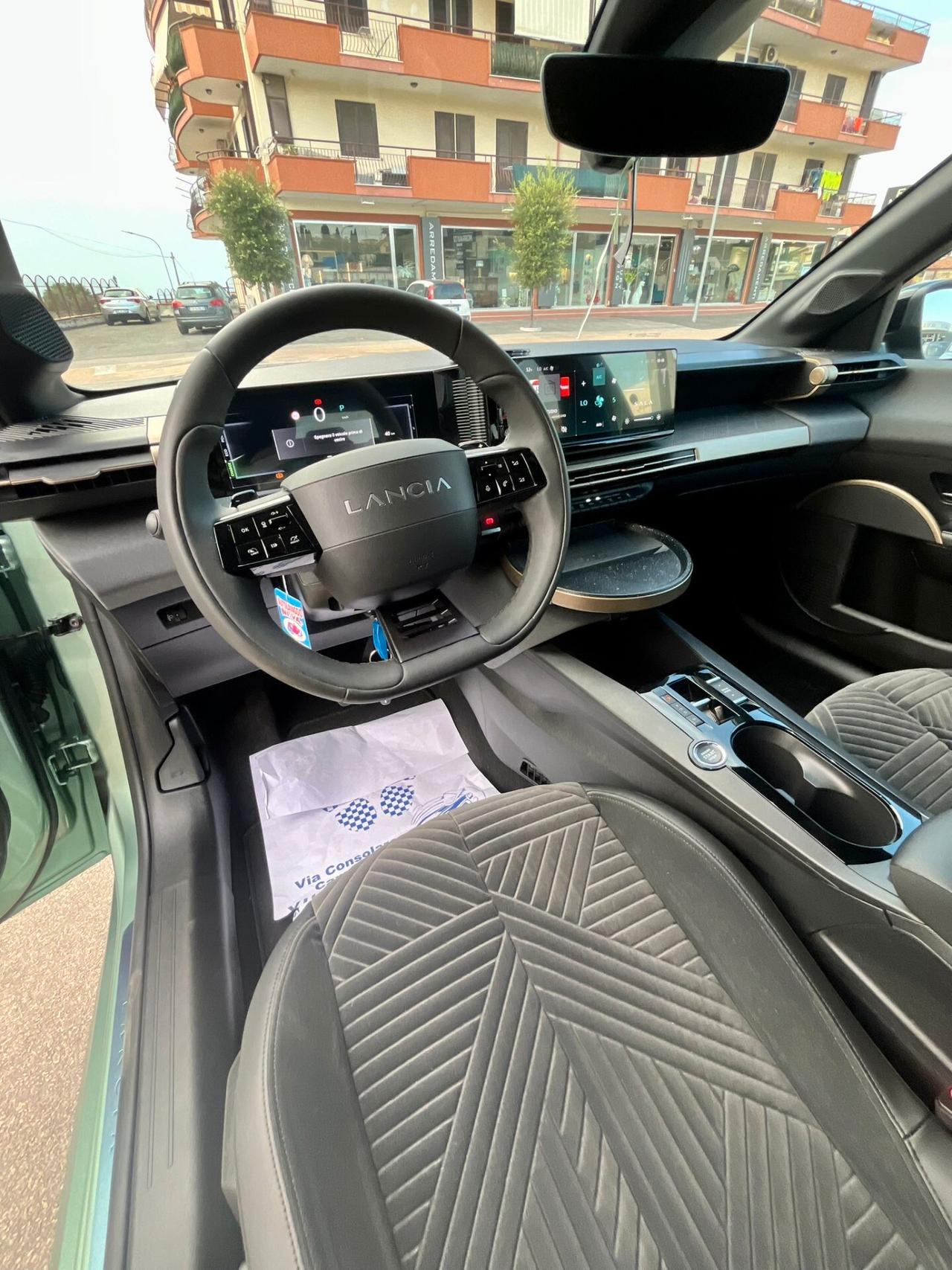Lancia Ypsilon Hybrid e-DCT Edizione Cassina