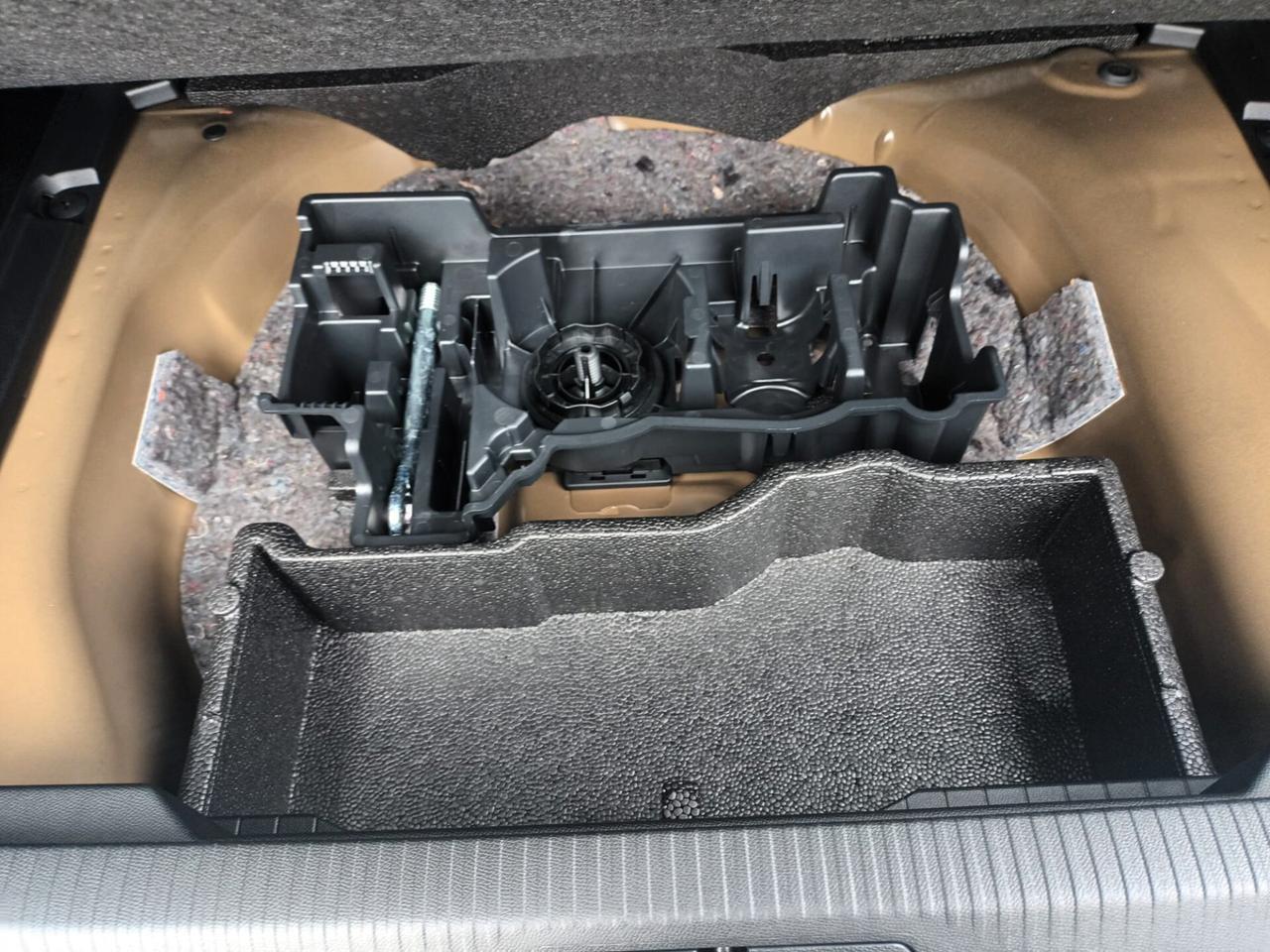 Peugeot 2008 Hybrid 1.2 Allure 145 CV e-DCS6