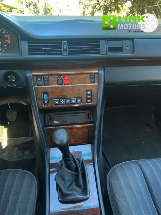 MERCEDES-BENZ 200 E 122 CV Berlina