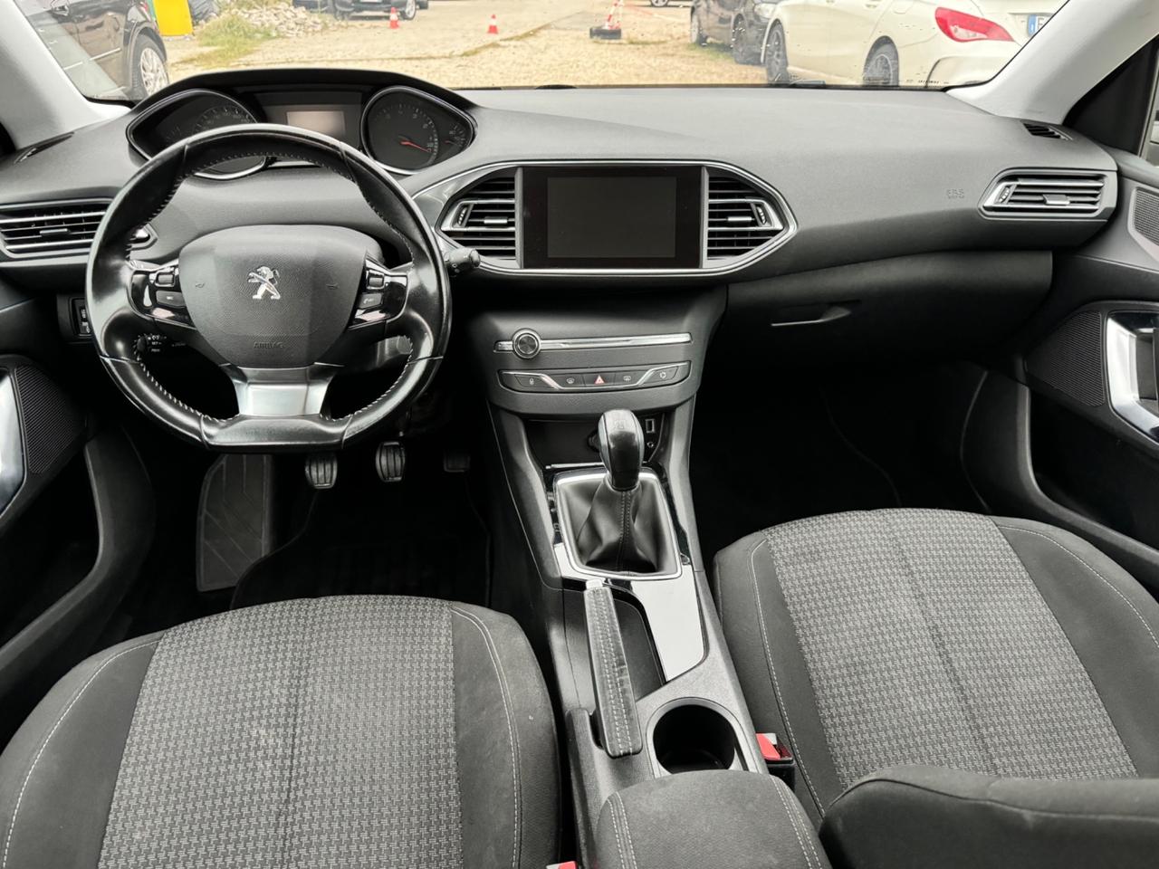 Peugeot 308 2017 1.2 benzina 110CV